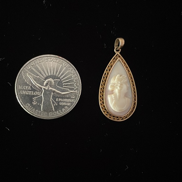 Vintage cameo with gold filigree edge - Picture 4 of 4